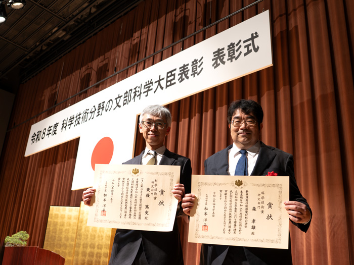 科学技術賞 研究部門の受賞者2名の表彰写真
