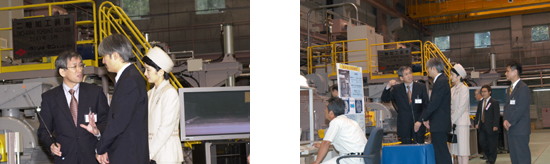 「写真左 : 圧延技術で使用される2軸加工装置の説明　写真右 : 磁場中加工熱処理装置の説明」の画像