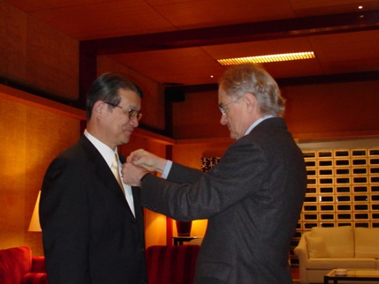 「モンフェラン駐日フランス大使 (右) より勲章を授与される岸理事長 (左)」の画像