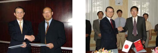 「写真左 : 北京にて、物理研究所Wang所長 (右) と写真右 : 瀋陽にて、金属研究所Lu所長 (右) と」の画像