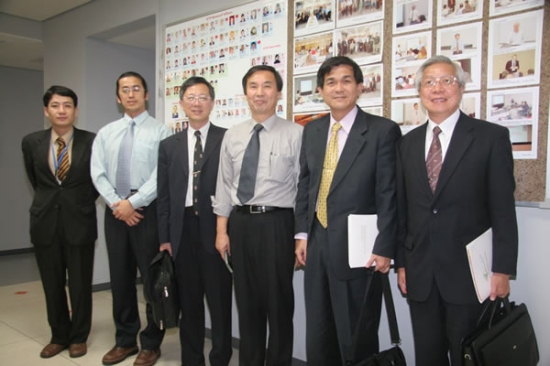 「右からProf. C. F. Yeh (台北駐日経済文化代表処) 、Prof. H. D. Yang、Dr. Y. Bando (Fellow, NIMS) 、Dr. K.W. Lin、 Dr. Y. Y. Hsu(ICYS, NIMS)、Dr. E. Akiyama(国際・広報室, NIMS)」の画像