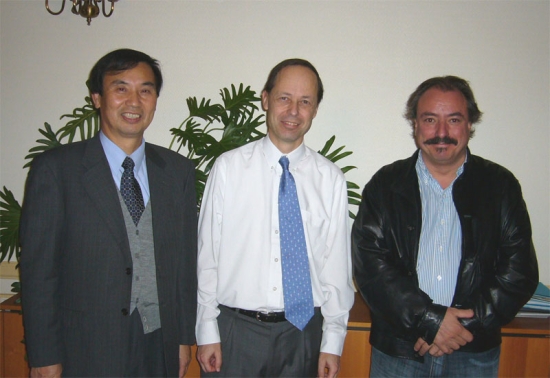 「右からProf. Michel Boussuge (ENSMP)、 Prof. Benoit LEGAIT (President of ENSMP)、板東フェロー(Director of ICYS, NIMS)」の画像