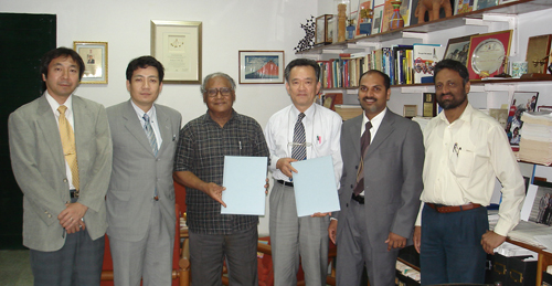 「左から西村燃料電池センター長 (NIMS) 、秋山主任研究員 (NIMS) 、Prof. C.N.R. Rao (Honorary President, JNCASR) 、北川理事 (NIMS) 、Vinu主任研究員 (NIMS) 、A. N. Jayachandra (Administrative Officer, JNCASR)」の画像