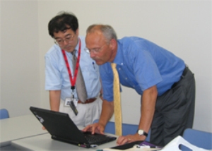 「知京半導体材料センター長とWilhelm Beinvogl 博士」の画像