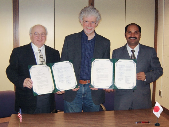 「写真　左から、Mietek Jaroniec教授 (KSU) 、Roger Gregory 教授 (KSU) 、Ajayan Vinu主任研究員 (燃料電池材料センター)」の画像