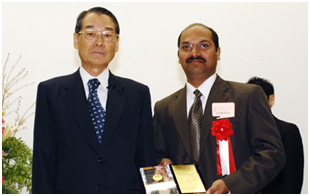 「写真: 日本化学会中西会長 (左) と授賞式にて」の画像