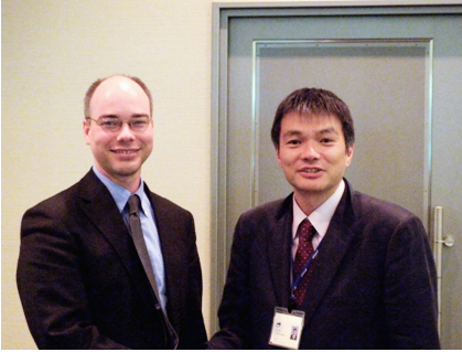 「写真左から、ビクトリア大学Richard Tilley准教授(左)と量子ビームセンター武田良彦主席研究員」の画像