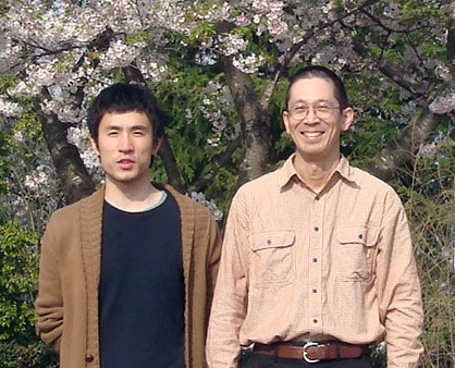 「写真: 久保 結丸氏 (左) と高野 義彦グループリーダー」の画像