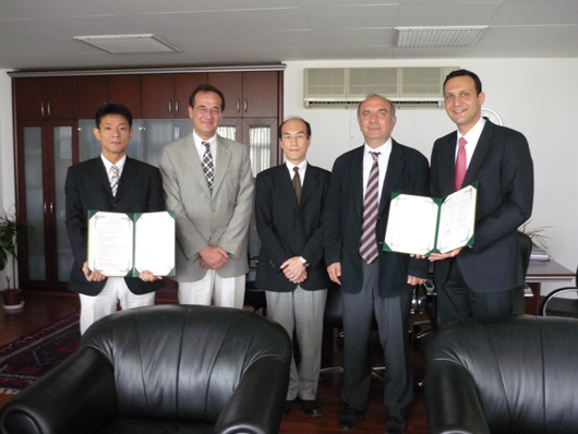 「写真左から、垣澤主任研究員、Prof. Dursunkaya、香川ディレクター、Prof. Ozturk、Prof. Dericioglu」の画像