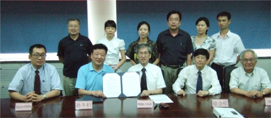 「写真前列左二人目から、USTB-NCMSのDongbai SUNセンター長(副学長)、長井NIMS-iSMマネージャー (領域コーディネータ) 、USTBのJinWu Xu 学長」の画像