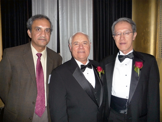 「写真: 黒田センター長 (右) と長年の交流があるNew York州立大学のS.Sampath教授 (左) 、Sandia研究所のM. Smith博士 (中央)」の画像