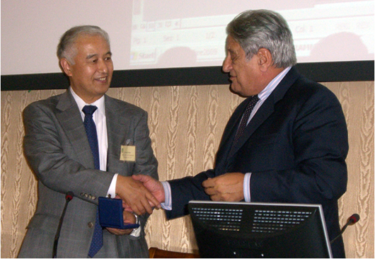 「調印式で握手をするURTVのレナト・ラウロ学長 (右) とNIMSの野田理事」の画像