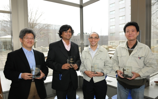 「受賞者4名: 写真左から向井敏司グループリーダー、アロク・シン主席研究員、ジュリアン・ロザリエ　ポスドク研究員、染川英俊主任研究員」の画像