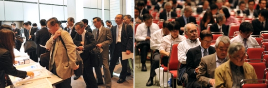 「左写真 : 受付の様子　右写真 : 開会挨拶前のオーラルセッション会場」の画像