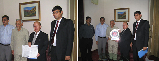 「写真左 : MOU調印後の記念写真 : 左からPandeyアラハバッド大学教授、Srivastavaアラハバッド大学副学長、小林グループリーダー、Tiwari NIMS JSPSフェロー写真右 : Adjunct professor 授与の様子」の画像