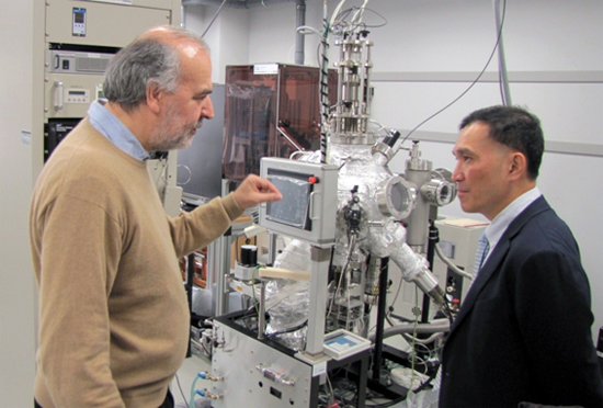 「MANAのトラベルサ主任研究者から固体燃料電池材料の研究について説明を受けるLIM長官 (右)」の画像