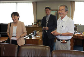 「潮田理事長と懇談する蘇 所長(左)と劉 副所長(中央)」の画像