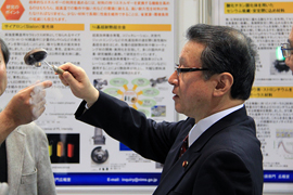 「超伝導実験に挑戦される中川大臣」の画像