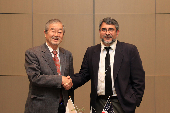 「調印式で握手を交わすNIMSの潮田理事長 (左) とLRSM-UPennのYodh所長」の画像