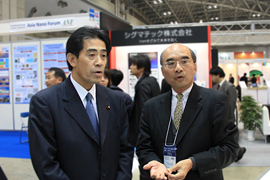 「逢沢 一郎 自由民主党衆議院議員 (左)」の画像