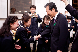 「中学生と握手をする平野大臣」の画像