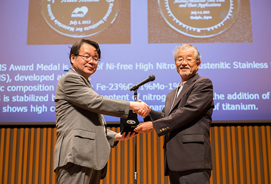 「潮田資勝NIMS理事長からNIMS賞の記念メダルを授与される細野秀雄教授」の画像