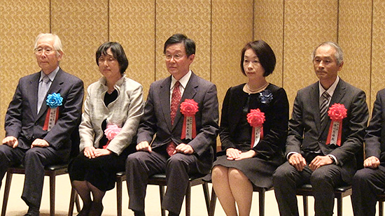 「表彰を受ける3人の研究員 (中央から原田広史、川岸京子、横川忠晴。一番左は白川英樹選考委員長)」の画像