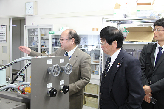 「希少元素を用いない高性能磁石について説明を受ける冨岡政務官」の画像