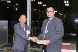 「表彰式で江崎玲於奈博士と握手する木村一弘ユニット長(左)」の画像