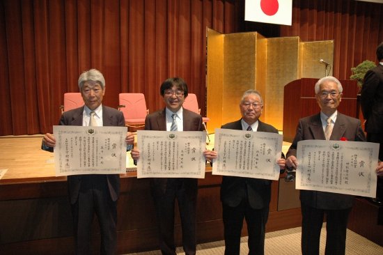 「左から森川勉氏 (共同研究者) 、鳥塚、鈴木良行氏 (共同研究者) 、村松」の画像