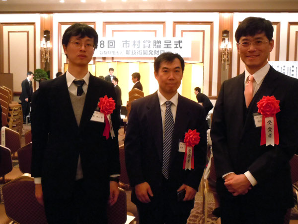 「(左から)理化学研究所 高橋 雅人氏(共同研究者)、株式会社神戸製鋼所 斉藤 一功氏(共同研究者)、清水 禎」の画像