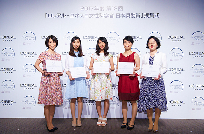 「授賞式の様子。左から2番目が小川由希子研究員。 (写真 : 日本ロレアル提供)」の画像