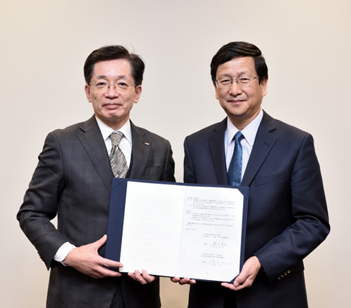 「1月24日 調印式でのIHI 識名朝春氏 (取締役常務執行役員 航空・宇宙・防衛事業領域長、写真左) とNIMS 宝野和博理事 (写真右)」の画像