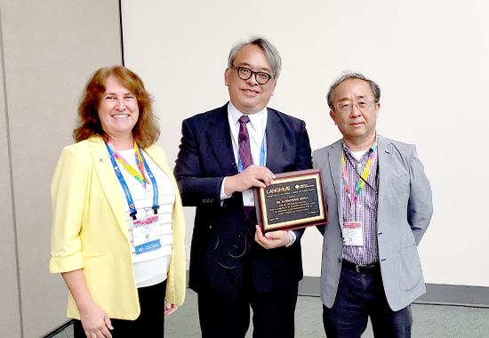 「Langmuir Lectureship Award授賞式の様子。  (写真中央) 有賀克彦 MANA主任研究者」の画像