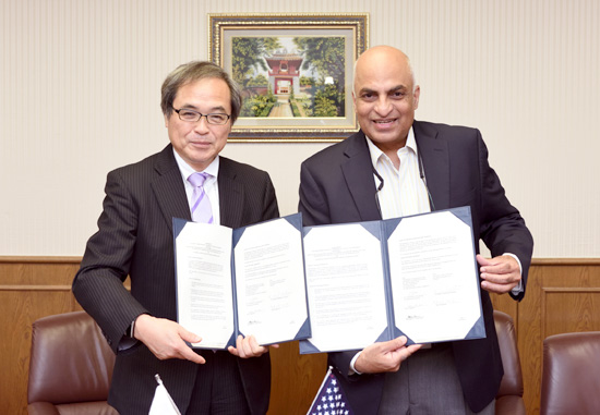 「国際連携大学院協定の調印式NIMS 橋本和仁理事長 (写真左) と、ジョージア工科大学 Surya Kalidindi教授 (写真右)」の画像