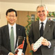 NIMSご来訪での記念撮影の様子。 宝野和博 NIMS理事長 (写真左) と、ジャンルイジ・ベネデッティ イタリア共和国駐日大使 (写真右)