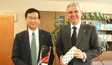NIMSご来訪での記念撮影の様子。 宝野和博 NIMS理事長 (写真左) と、ジャンルイジ・ベネデッティ イタリア共和国駐日大使 (写真右)