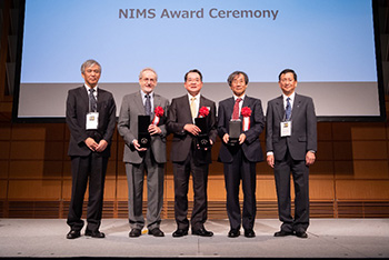 「NIMS Award授賞式 (左から佐々木 高義NIMS理事、Donald E. Ingber氏、岡野 光夫 氏、石原 一彦 氏、宝野 和博NIMS理事長) (11/14)」の画像