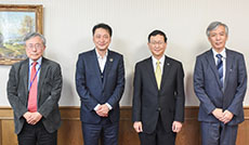 左から、NIMS魚崎フェロー、ソフトバンク株式会社 宮川社長、NIMS宝野理事長、NIMS佐々木理事