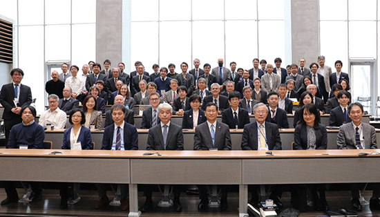 「Japan-US Information Exchange Seminar on Fundamentals of Next Generation Batteriesの集合写真」の画像