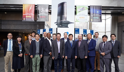 NIMSロビーでの集合写真