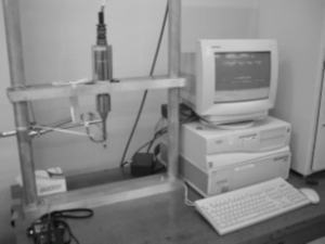 「写真 : 超音波疲労試験装置 : 共振現象を利用することにより、20kHz (1秒間に2万サイクル)  という高速で引張・圧縮の力を繰返して試験片に作用させることができる疲労試験装置。」の画像