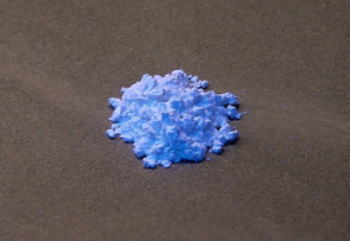 「プレス資料中の図: 今回発表の酸窒化物青色蛍光体の発光特性」の画像