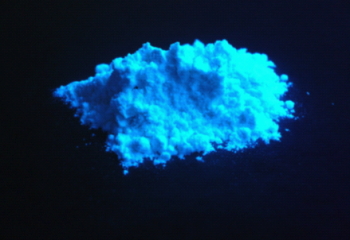 「プレス資料中の図2: 今回発表の青色蛍光体の発光特性」の画像