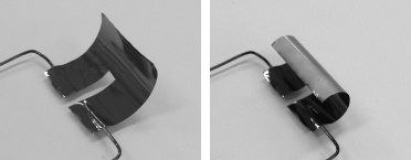 「プレス資料中の図1: リード線をつけたポリミドフィルム/形状記憶合金薄膜アクチュエータ。 (左 : 電源OFF時、右 : 電源ON時)」の画像