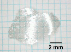 「図1: 1気圧で作製した高純度六方晶窒化ホウ素の写真。数百μmの結晶が無数に凝集している。」の画像