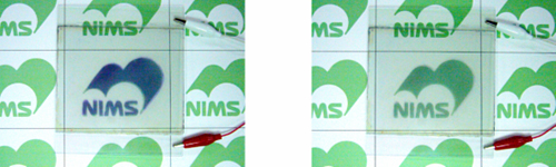 「プレス資料中の図2: エレクトロクロミック特性。 (左) 初めの着色状態、 (右) 乾電池でエレクトロクロミック物質を酸化した消色状態。乾電池の+と - をつなぎかえることで元の着色状態に戻る。」の画像