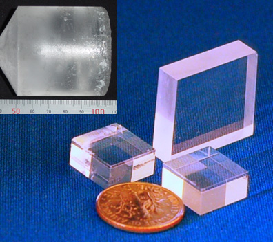 「プレス資料中の図1: フッ化物強誘電体BaMgF4単結晶 (左上:Φ2インチインゴット)」の画像