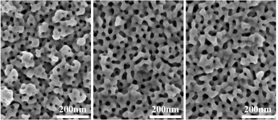 「プレスリリースの図4 : ミセルのサイズを変化させて作製した金ナノ多孔体の電子顕微鏡写真。右に行くほど孔のサイズが大きくなっている。」の画像