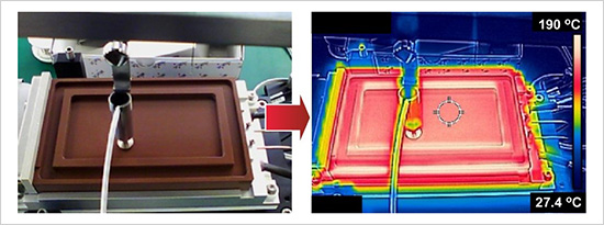 「プレスリリース中の図 : 100℃以上に耐えるよう新たに開発したLangmuir-Blodgett装置。機能性分子を展開するトラフ (溶液の液だめ) が均質に温まっている様子が確認できた。」の画像